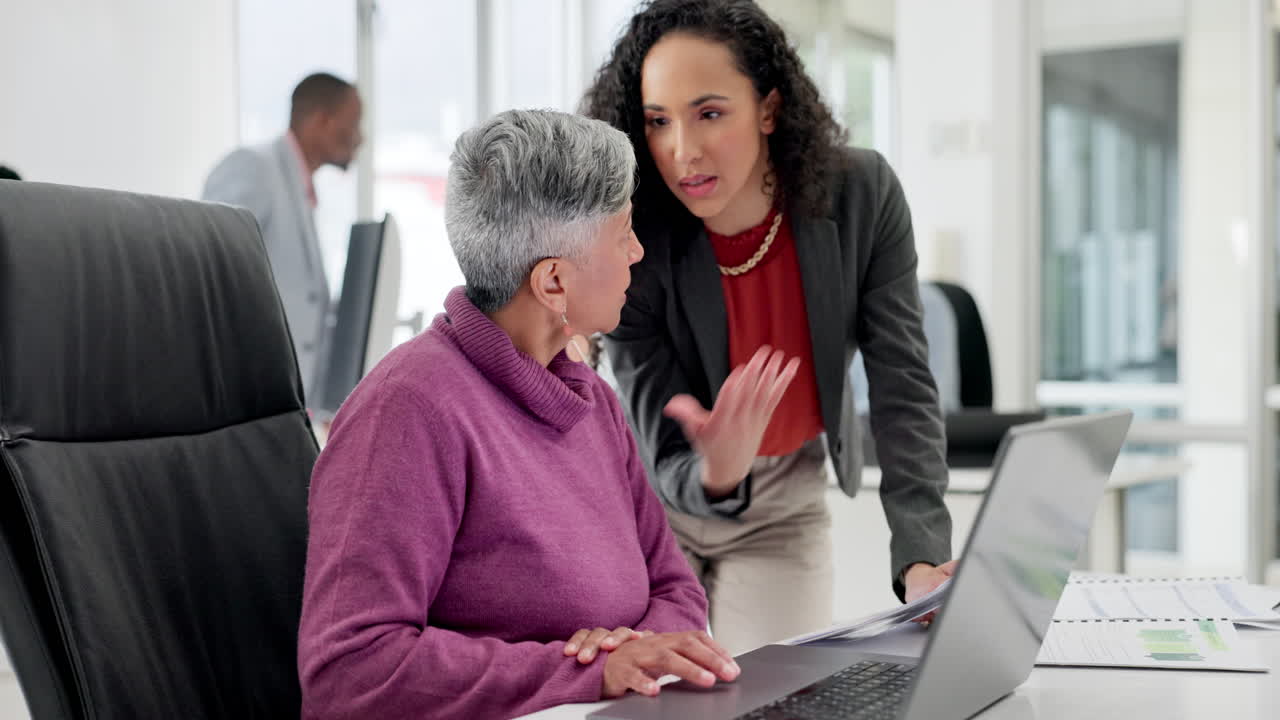 portátil, papeleo y gerente ayudando a una mujer