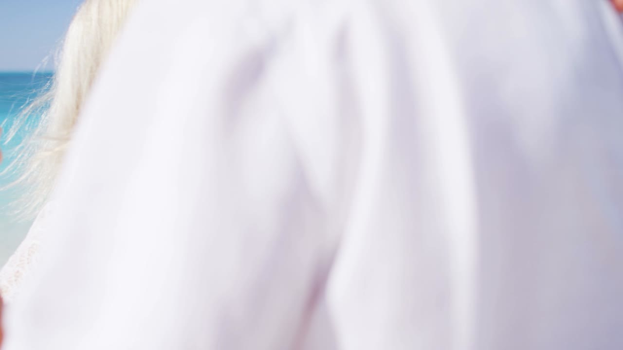 열대 해변에서 춤추는 성숙한 백인 커플