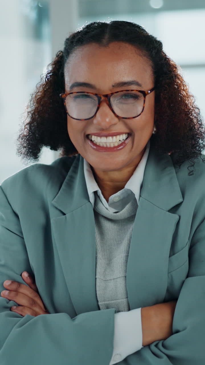 Jovem Empresária Feliz de Óculos Sorrindo e Rindo Para a Câmera