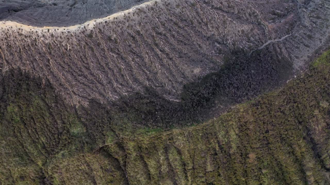 increíble vista aérea de un creador en el volcán kawah ijen con lago de azufre turquesa en la mañana