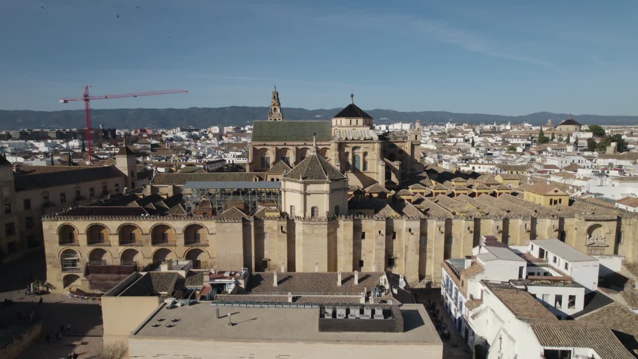 Vista aérea superior da arquitetonicamente distinta Mesquita-Catedral de Córdoba.