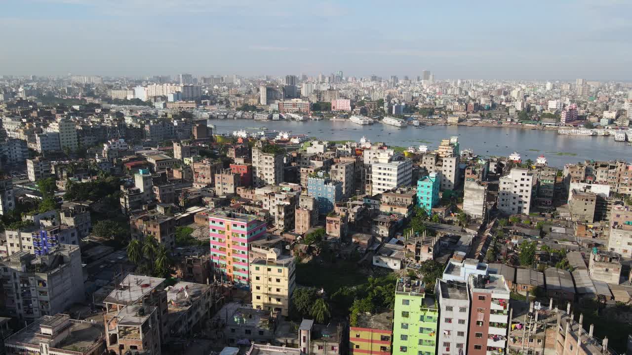 Volo aereo sulla popolosa città di Dhaka