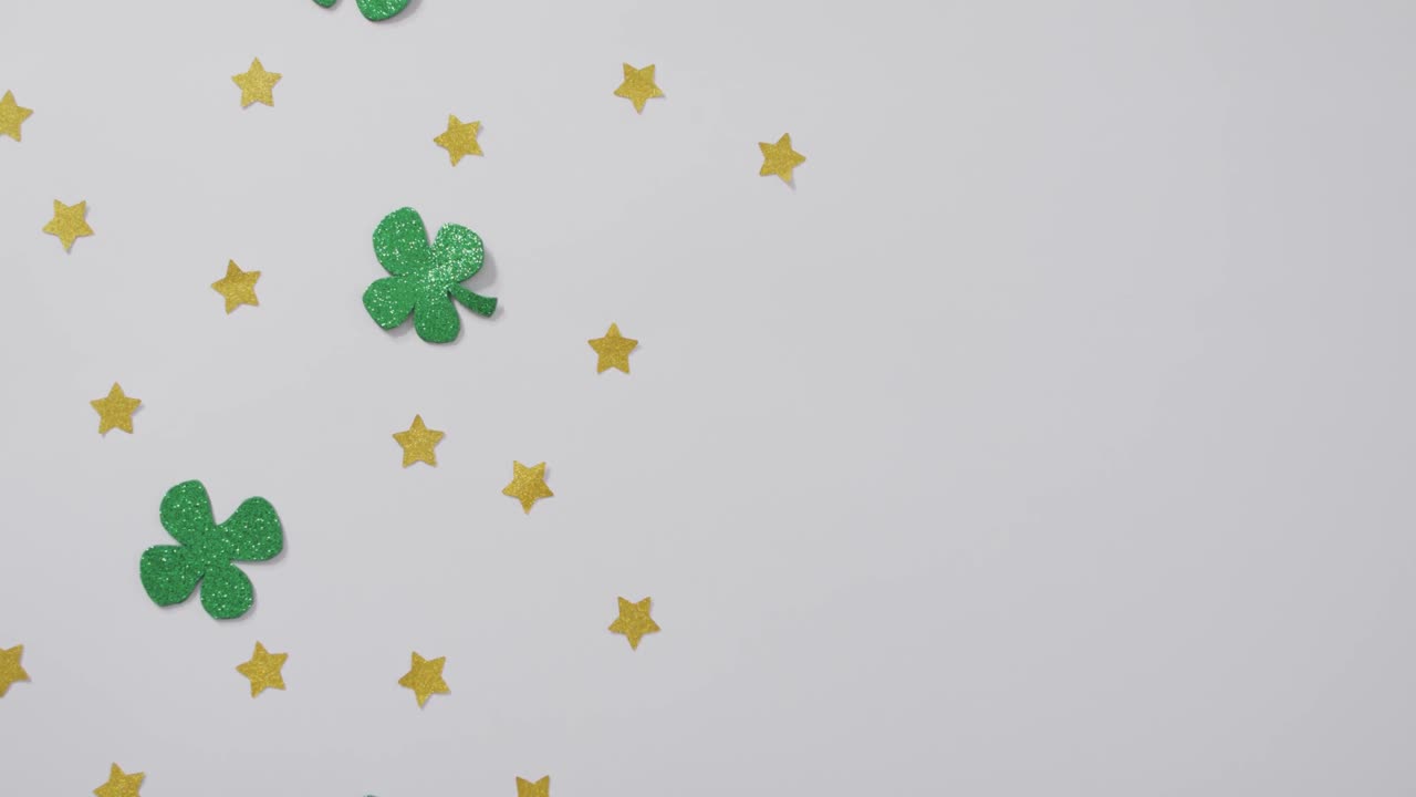 Trifogli e stelle con spazio per il testo su sfondo bianco