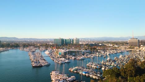 Vista-Aérea-De-Barcos-Y-Yates-En-Marina-Del-Rey,-Los-Ángeles,-California.