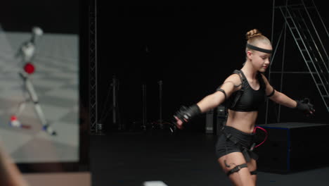 mujer bailando con traje de captura de movimiento en el estudio bailarina de ballet chica con traje de mo-cap para animación de personajes 3d para tecnología de realidad virtual