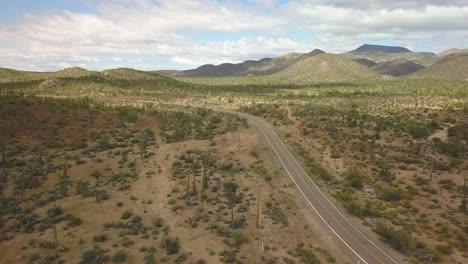 Toma-Aérea-De-Una-Carretera-Vacía-En-Medio-Del-Desierto-En-Baja-California,-México