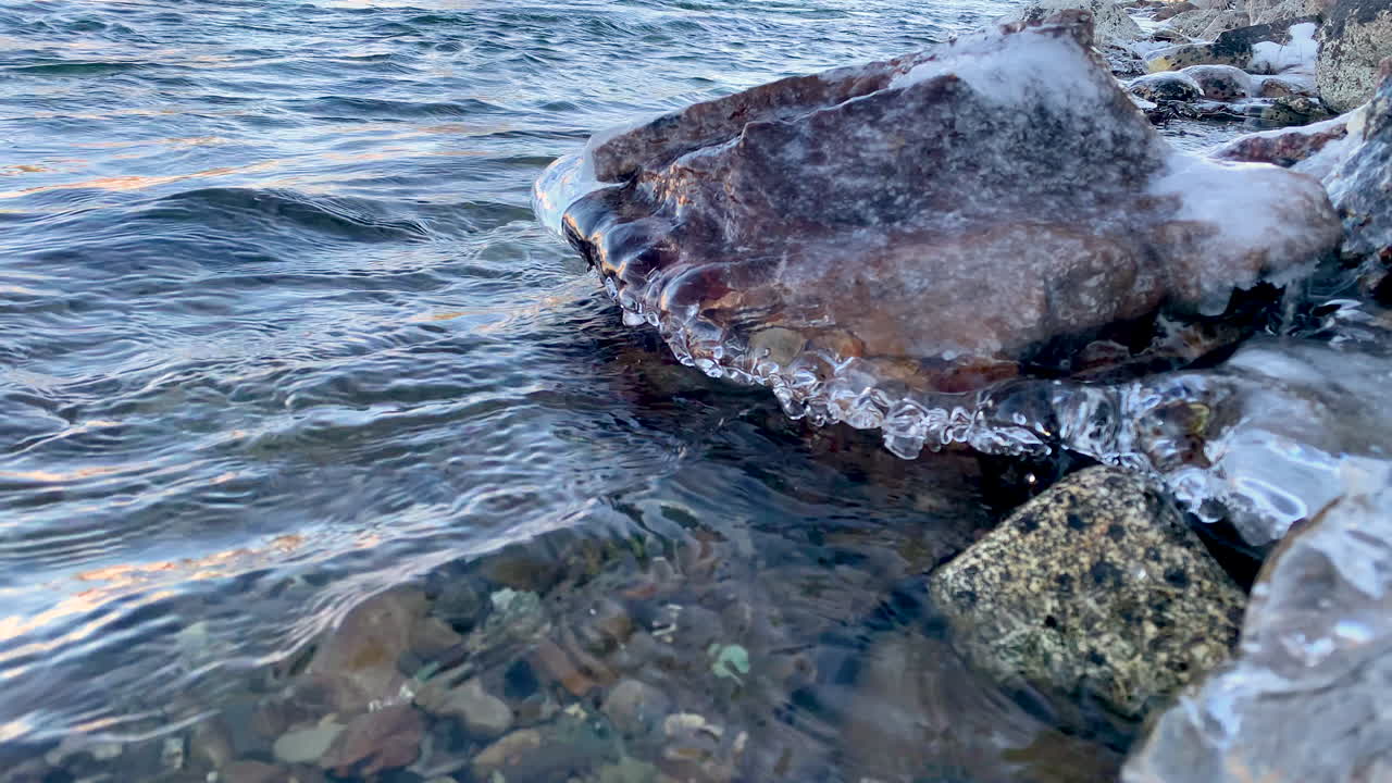 L'acqua del fiume Spokane accarezza dolcemente le rocce ghiacciate sulla riva