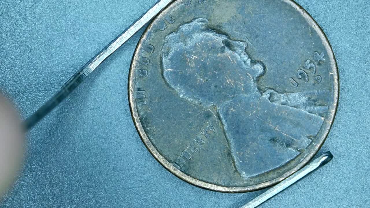 매우 오래된 동전의 근접 사진