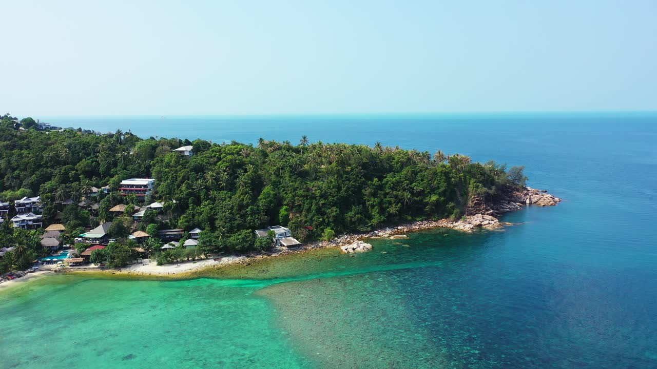isla tropical remota paradisíaca con hoteles y villas frente a aguas tranquilas y claras de la bahía turquesa en koh phangan, tailandia