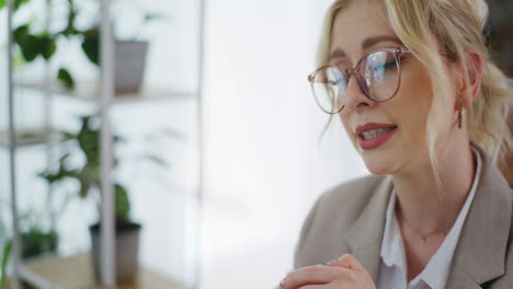 rostro de una mujer preocupada durante una reunión de negocios
