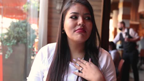 chica atractiva en el café toma un trago de una taza y está disgustada por el sabor del café o el té
