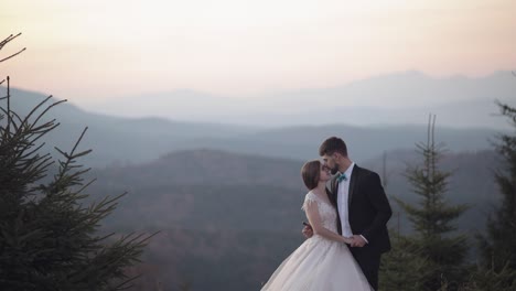 Recién-Casados.-Novio-Caucásico-Con-Novia-En-La-Ladera-De-La-Montaña.-Pareja-De-Novios.-Felices