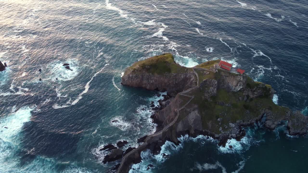 imágenes de drones de la ermita de gaztelugatxe de una formación de acantilados rocosos en la costa de vizcaya, país vasco al norte de españa