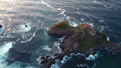 Imágenes-De-Drones-De-La-Ermita-De-Gaztelugatxe-De-Una-Formación-De-Acantilados-Rocosos-En-La-Costa-De-Vizcaya,-País-Vasco-Al-Norte-De-España