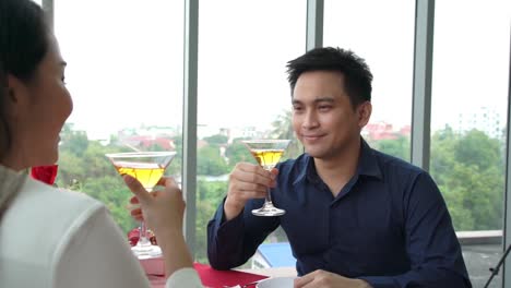 Happy-romantic-couple-eating-lunch-at-restaurant