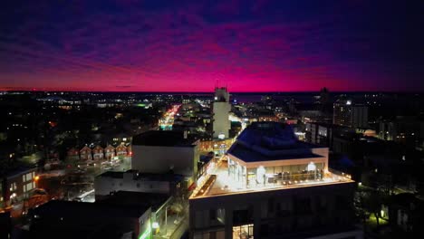 Cielo-Rosa-Aéreo-Con-Vistas-A-Una-Ciudad