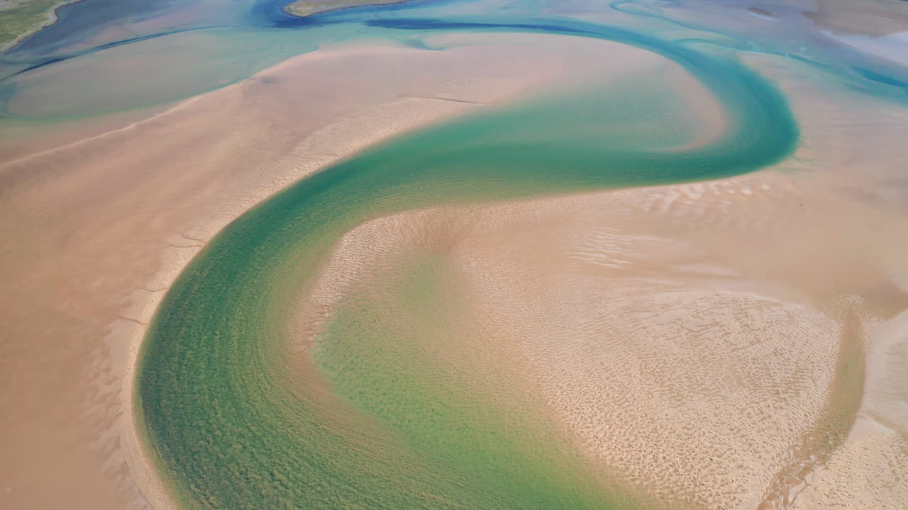 서부 아이슬란드의 아름다운 raudisandur 해변의 공개 샷 - 틸트업 드론