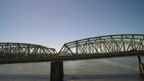 Panorámica-Aérea-Del-Puente-Principal-En-La-I-5-Que-Conecta-El-Tráfico-De-Vancouver,-Washington-A-Portland,-Oregón