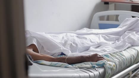 persona desconocida hospitalizada en cama