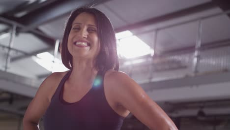 retrato de una mujer madura sonriente con ropa de fitness de pie en el gimnasio lista para hacer ejercicio