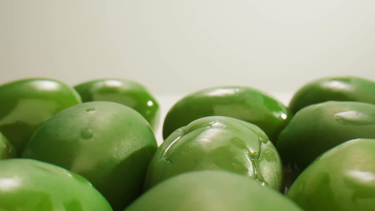 고품질의 4k 영상으로 그리스에서 배경으로 인 둥근 녹색 올리브.