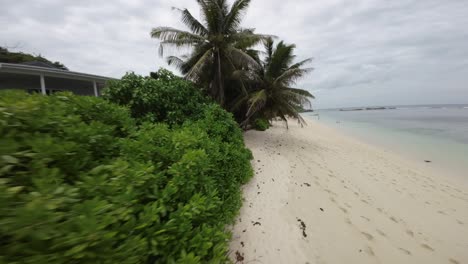 FPV-Aufnahmen-Von-Landschaften-Auf-Den-Seychellen,-Die-Natur,-Berge,-Meer,-Meer-Und-Massive-Granitfelsen-Am-Strand-Zeigen,-Gefilmt-In-4K-Mit-Viel-Bewegung