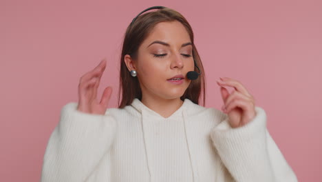 mujer con auriculares y sonriendo