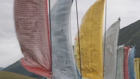 banderas de oración en una fila en el santuario oriental en el verde valle montañoso