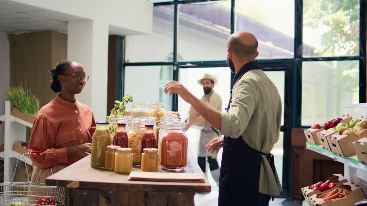 el agricultor trae frutas ecológicas en cajas
