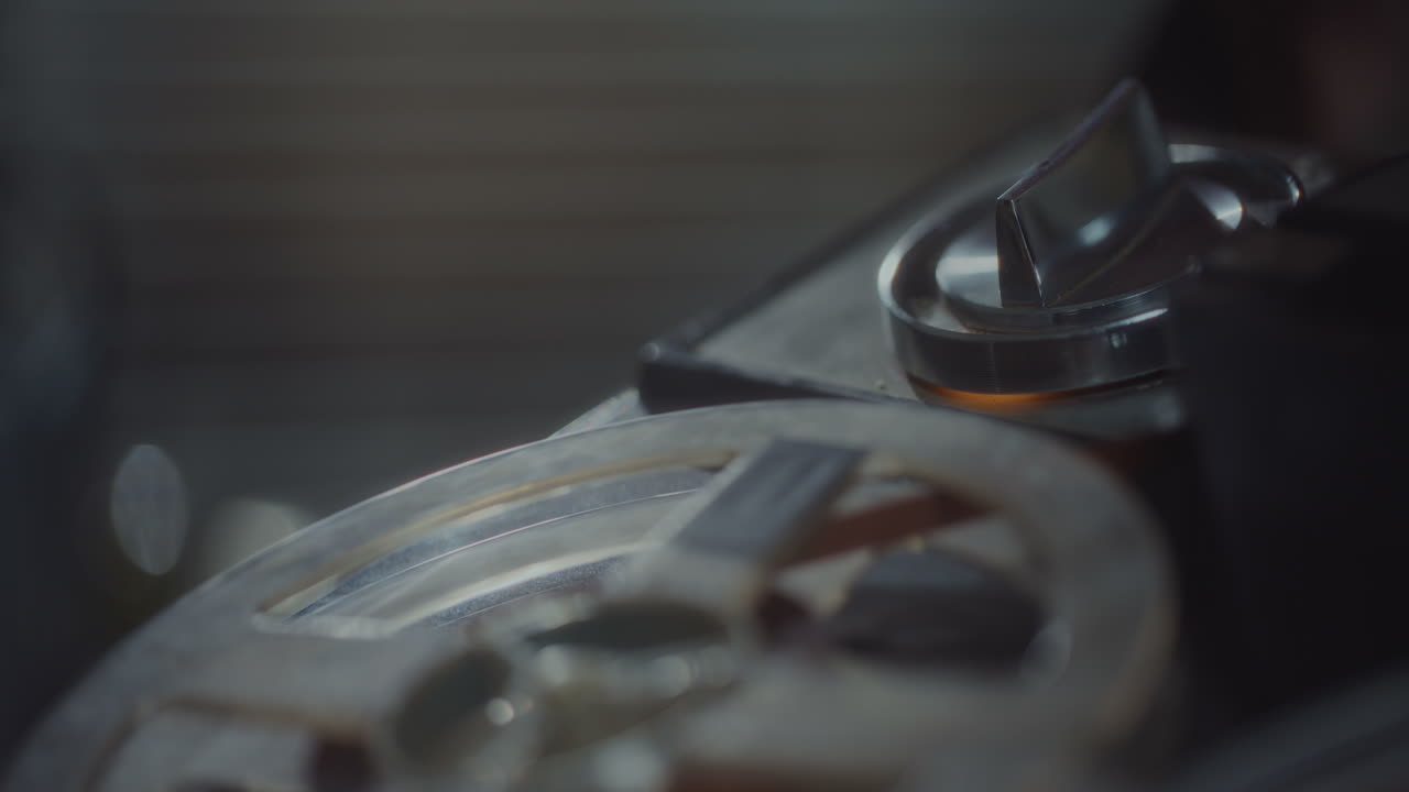 el espía escucha grabaciones discretas.