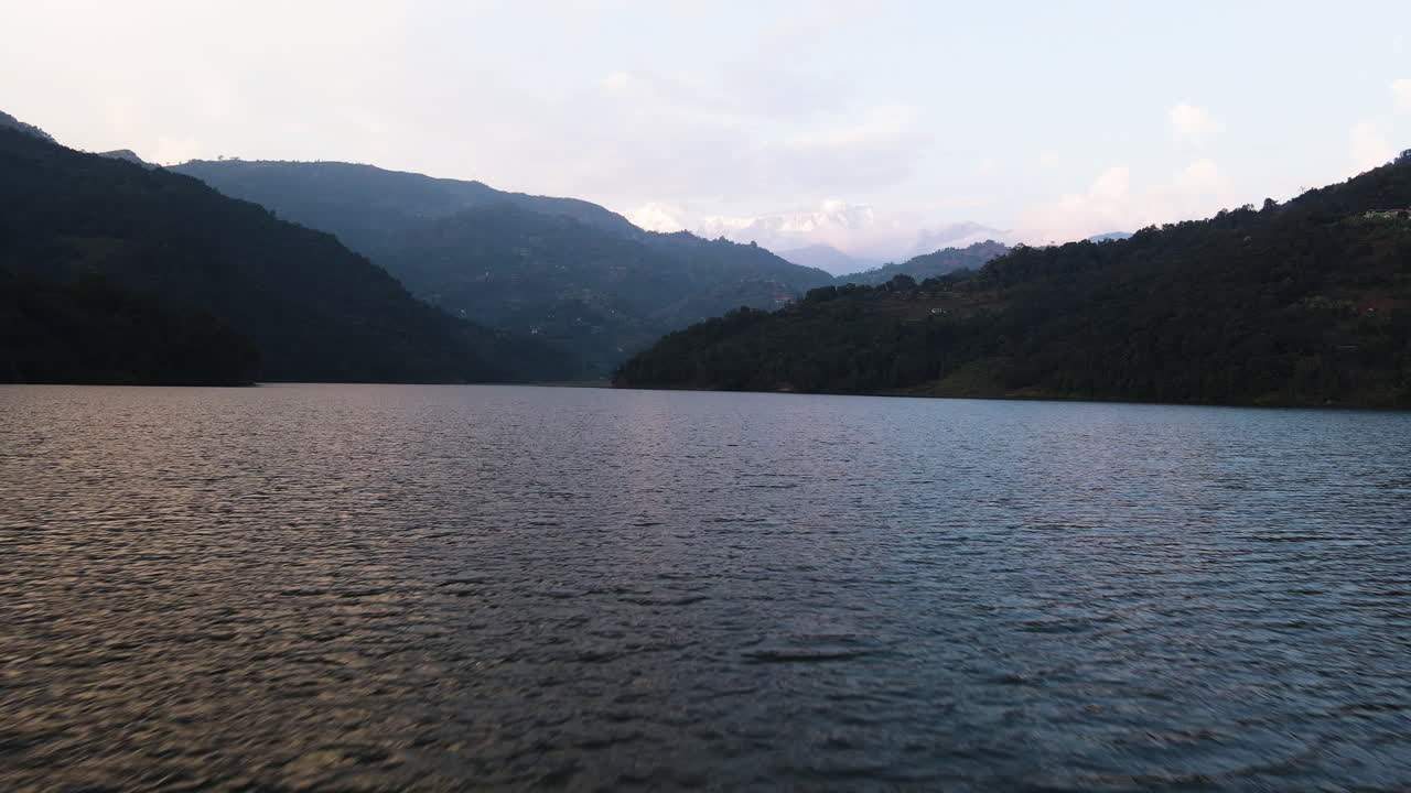 живописное отражение заката на озере фева, обрамленном гималайскими горами в покхаре, непал - беспилотник, летящий вперед