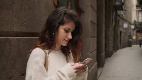 joven usando un teléfono inteligente en la calle