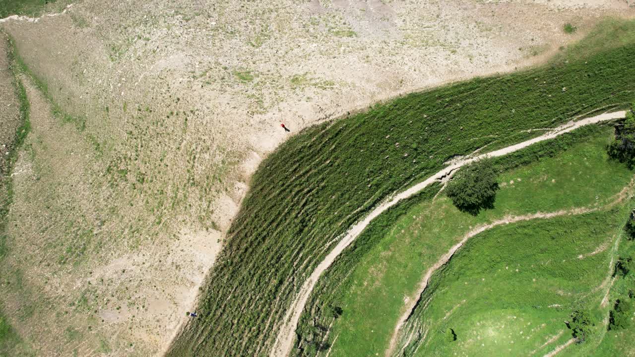 vista aérea de las laderas en terrazas con caminos