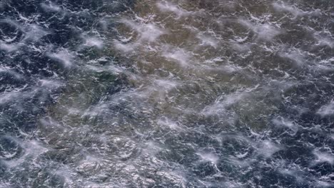 animación realista del agua del océano desde arriba - medio