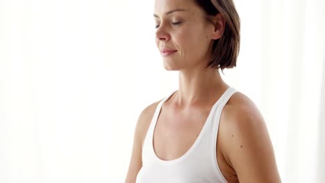 mujer relajándose con un movimiento de yoga