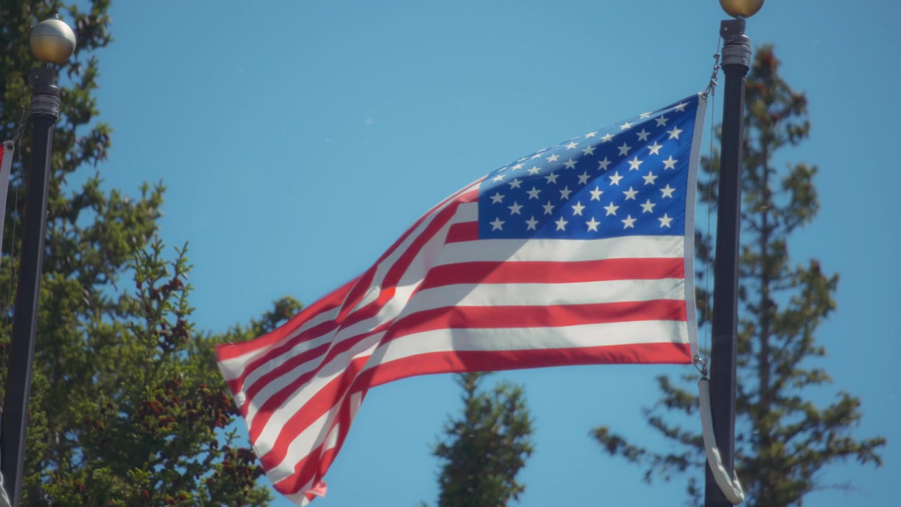 Bandiera americana che sventola all'esterno