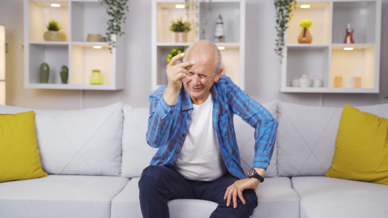 el hombre mira a la cámara y piensa y se le ocurre una idea.