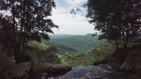 Vista-Sobre-Colinas-Verdes-Desde-La-Parte-Superior-De-La-Cascada