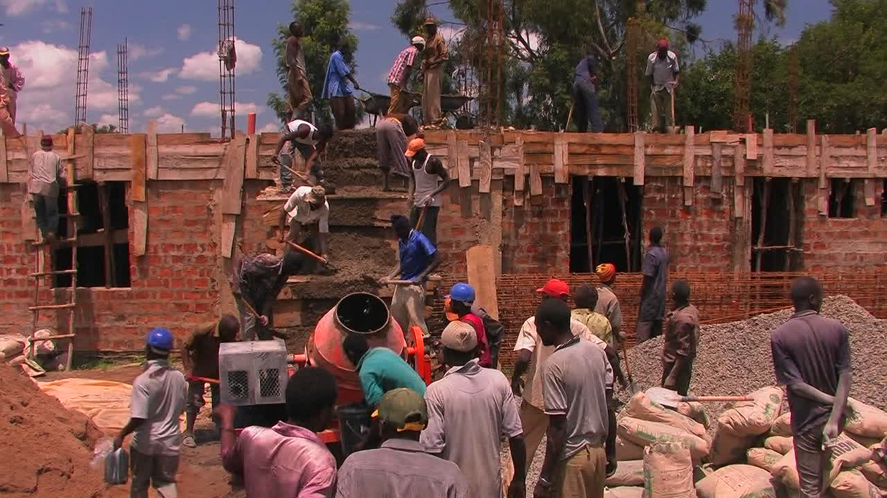 집을 짓는 건설 노동자 1