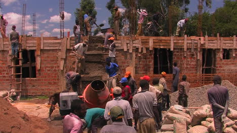 trabajadores de la construcción construyendo una casa 1