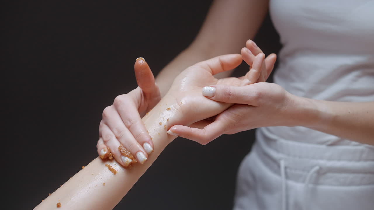 masaje de manos con exfoliante de azúcar