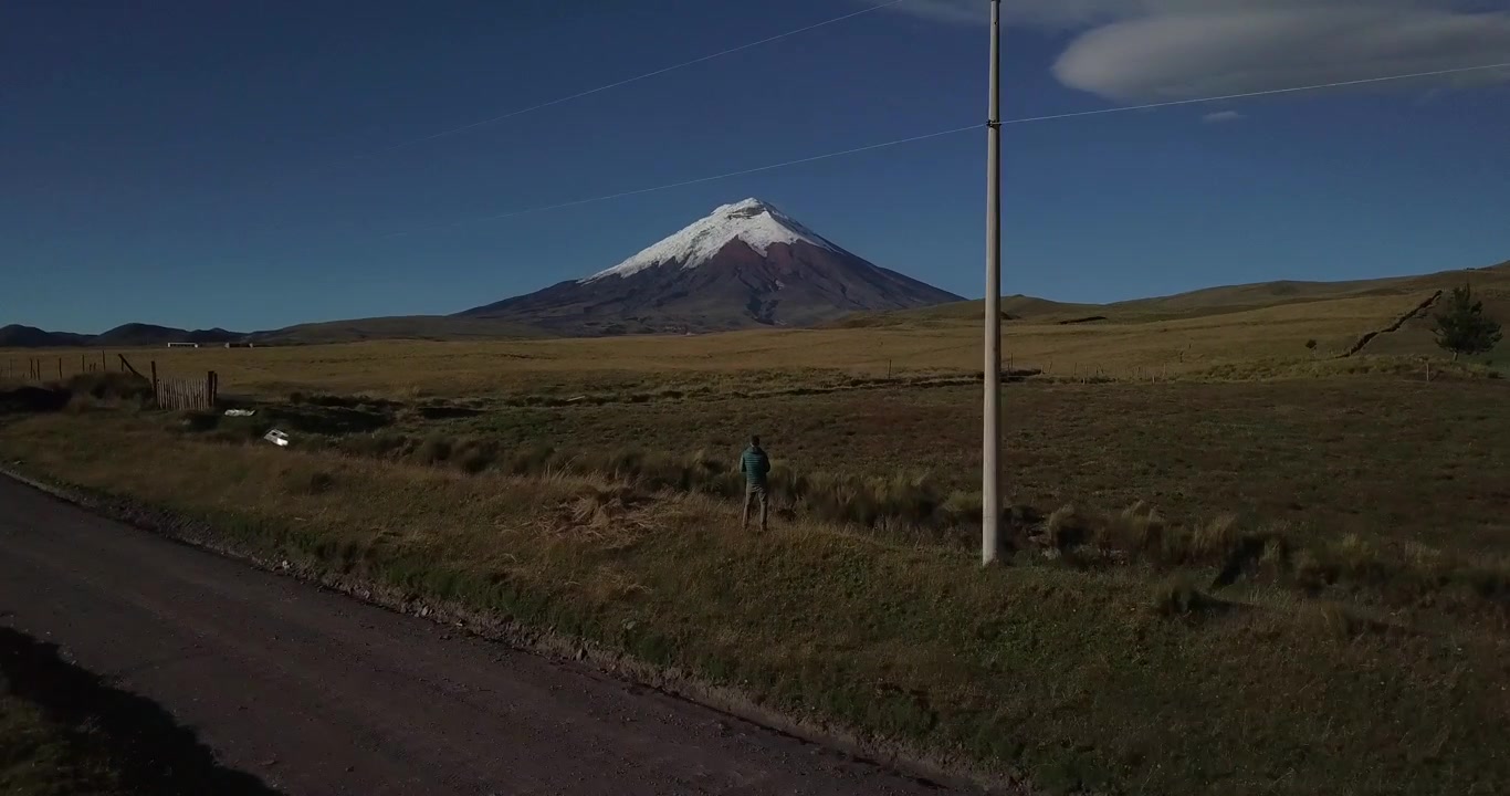 Drone che vola verso un uomo vicino al vulcano Cotopaxi in Ecuador, in Sud America