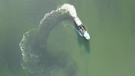 Pescador-En-Barco-Capturando-Camarones-En-Carlingford-Lough-Cerca-De-Dundalk,-Condado-De-Louth,-Irlanda