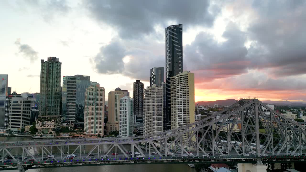 Den smukke Story Bridge i Queensland, Australien, med byen Brisbane aftegnet mod solnedgangen.