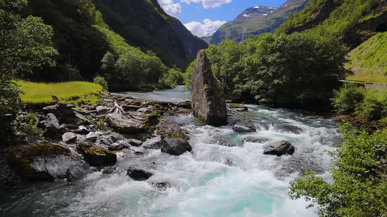 Fiume di montagna, splendida natura in Norvegia, paesaggio naturale. Riprese aeree del lago Lovattnet, valle Lodal