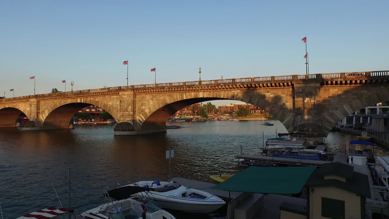 애리조나 호수 하바수에 있는 런던 다리 아래 공중