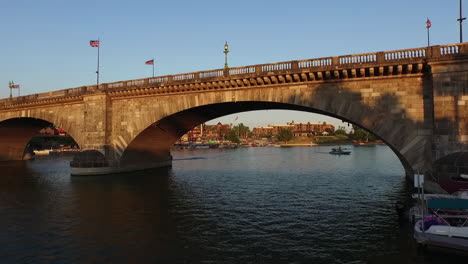 Antena-Bajo-El-Puente-De-Londres-En-Lake-Havasu-Arizona