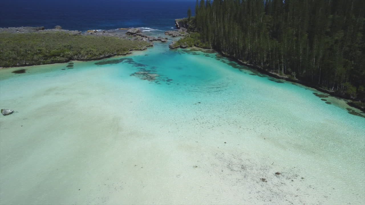zoom aéreo rápido lejos de la piscina natural en oro bay, isla de pinos