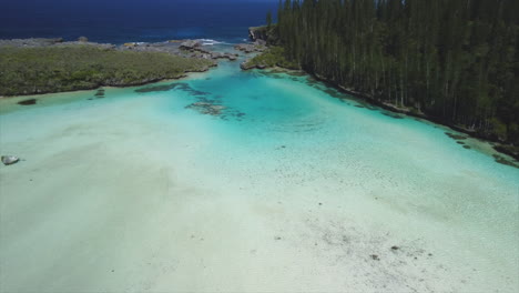 Zoom-Aéreo-Rápido-Lejos-De-La-Piscina-Natural-En-Oro-Bay,-Isla-De-Pinos