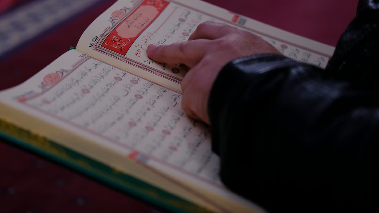Leggere Corano moschea